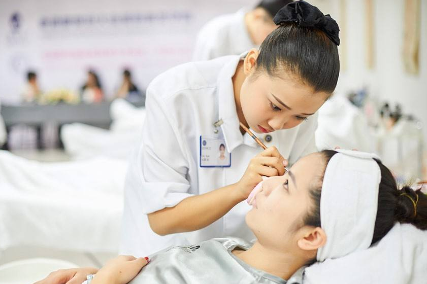 鄭州美博會:學會這10個電話溝通技巧，讓美容師的業績飛起來