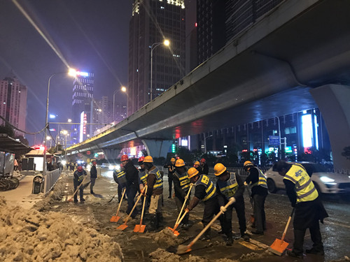 武漢美博會致敬“800掃雪隊員”