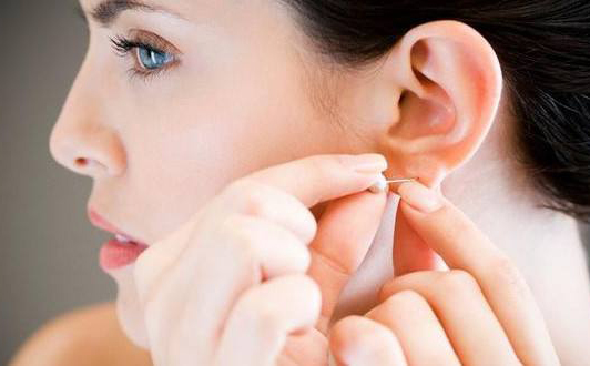 武漢美博會認(rèn)為穿完耳洞后需要注意什么?